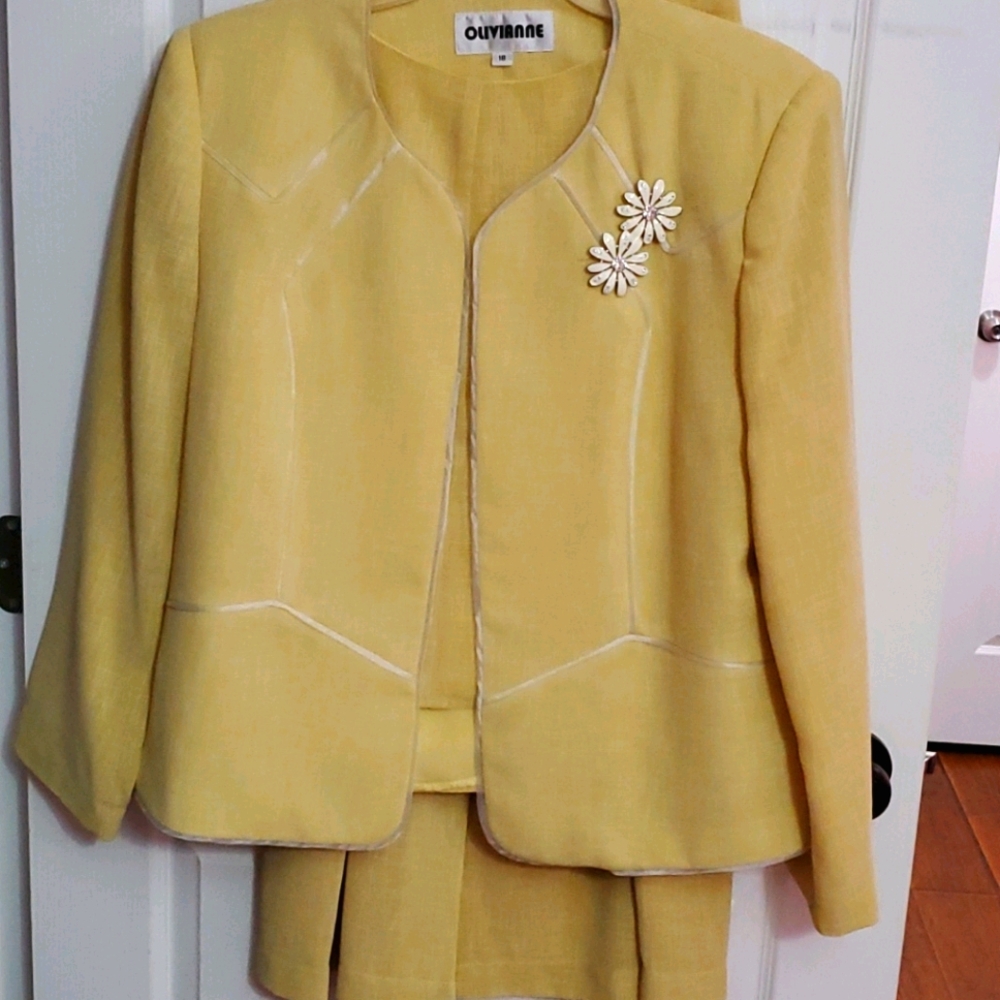 Skirt suit
